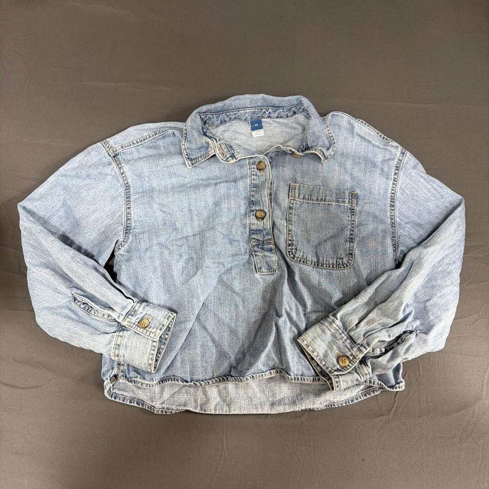 Old Navy light-wash denim popover shirt featuring a partial button XS